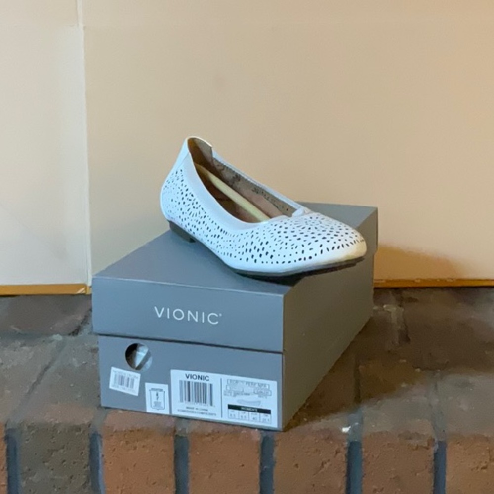NEW Vionic Robyn Perforated White Flats Size 8.5